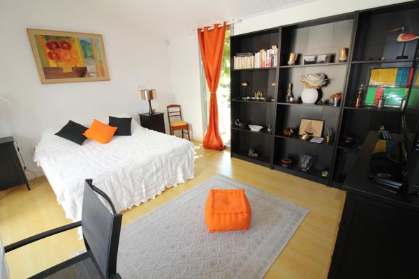 Aux PORTES de LA ROCHE su YON côté NORD, Maison de 238 m² avec 6 chambres, Bureau double, SDB, SDE, 3 WC et PISCINE, GARAGE et PARKING intérieur avec CARPORT 2 véhicules