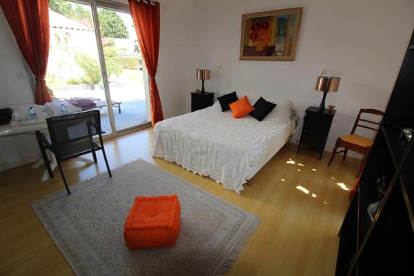 Aux PORTES de LA ROCHE su YON côté NORD, Maison de 238 m² avec 6 chambres, Bureau double, SDB, SDE, 3 WC et PISCINE, GARAGE et PARKING intérieur avec CARPORT 2 véhicules