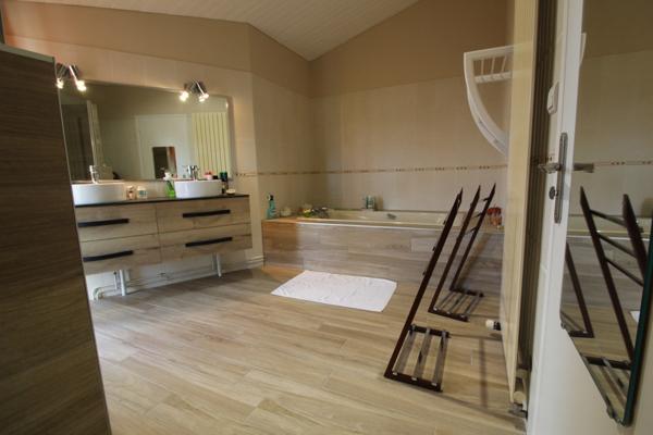 Aux PORTES de LA ROCHE su YON côté NORD, Maison de 238 m² avec 6 chambres, Bureau double, SDB, SDE, 3 WC et PISCINE, GARAGE et PARKING intérieur avec CARPORT 2 véhicules