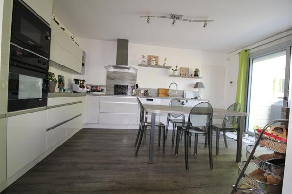 Aux PORTES de LA ROCHE su YON côté NORD, Maison de 238 m² avec 6 chambres, Bureau double, SDB, SDE, 3 WC et PISCINE, GARAGE et PARKING intérieur avec CARPORT 2 véhicules