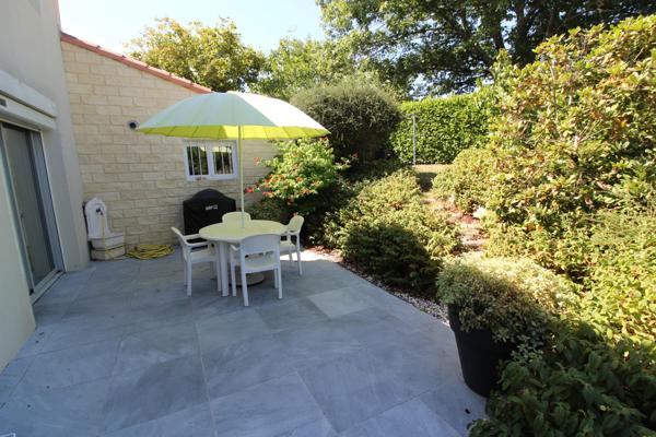 Aux PORTES de LA ROCHE su YON côté NORD, Maison de 238 m² avec 6 chambres, Bureau double, SDB, SDE, 3 WC et PISCINE, GARAGE et PARKING intérieur avec CARPORT 2 véhicules