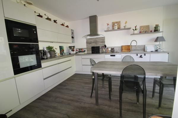 Aux PORTES de LA ROCHE su YON côté NORD, Maison de 238 m² avec 6 chambres, Bureau double, SDB, SDE, 3 WC et PISCINE, GARAGE et PARKING intérieur avec CARPORT 2 véhicules