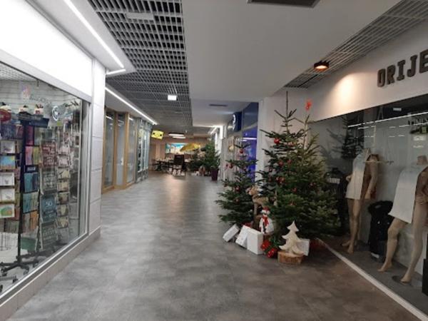 a vendre LOCAUX COMMERCIAUX DANS GALERIE MARCHANDE 2226m² Territoire de Belfort (90)