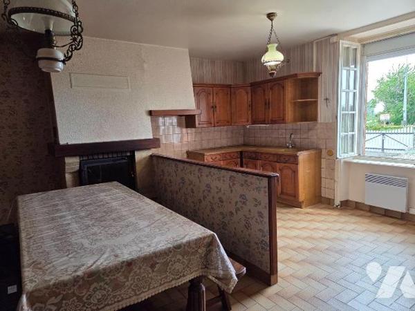ARON- Sur plus de 3.500m² de terrain, maison d'habitations en pierres  mitoyenne de 3 chambres ...