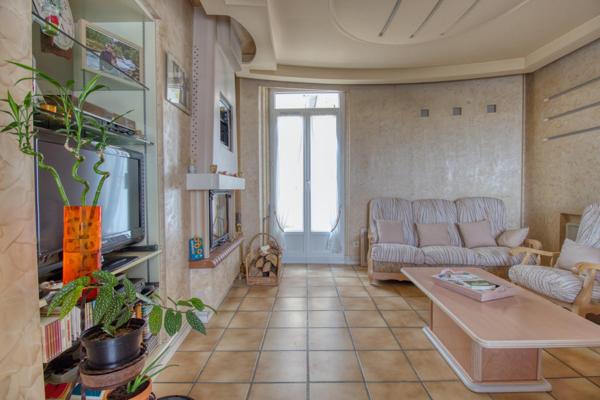 Maison de ville avec environnement idéal pour familles ou artisan