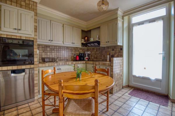 Maison de ville avec environnement idéal pour familles ou artisan