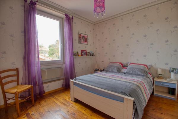 Maison de ville avec environnement idéal pour familles ou artisan