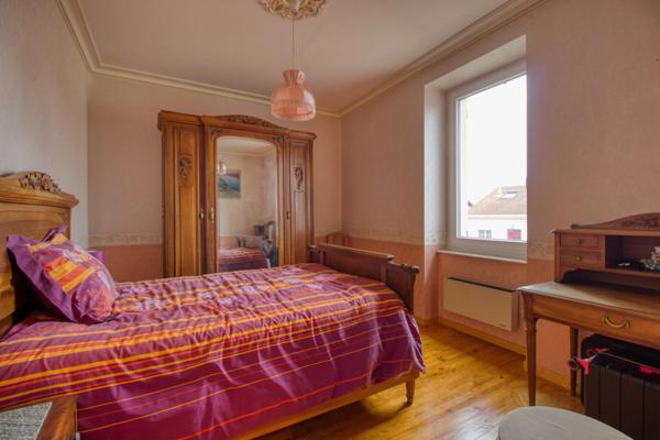 Maison de ville avec environnement idéal pour familles ou artisan