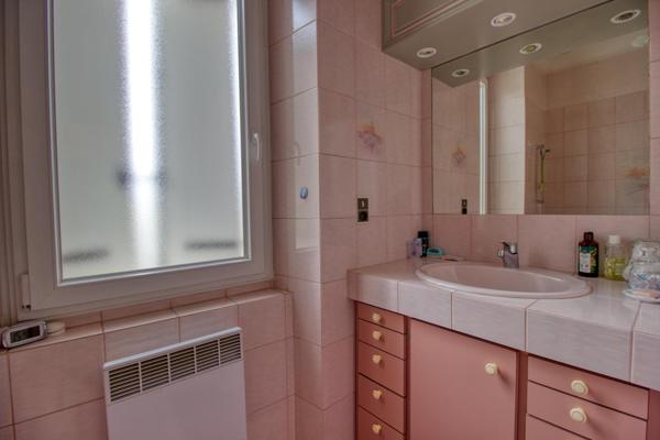 Maison de ville avec environnement idéal pour familles ou artisan