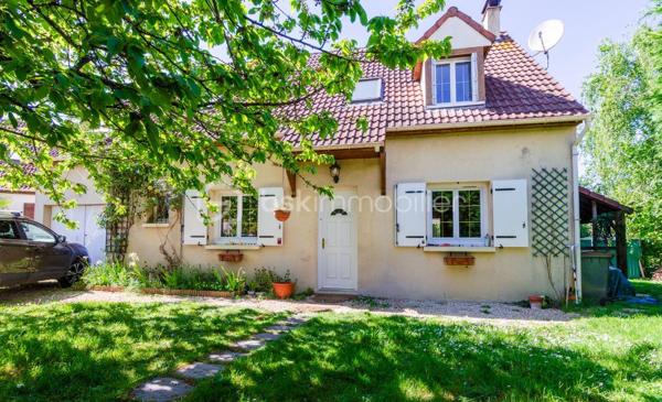 Découvrez cette chaleureuse maison familiale de 148 m², idéalement située au cœur d’un square résidentiel calme et sécurisé, dans un environnement verdoyant particulièrement agréable.

Construite en 1990 sur un terrain de 540 m², elle séduit immédiatement par ses beaux volumes, sa luminosité et son agencement fonctionnel, parfaitement adapté à une vie de famille.

✨ Un espace de vie baigné de lumière

Dès l’entrée, laissez-vous charmer par une spacieuse pièce de vie traversante de 34 m², offrant une atmosphère conviviale et chaleureuse.
Elle se prolonge par une superbe véranda de 19 m², véritable pièce à vivre supplémentaire, idéale pour profiter de la lumière naturelle toute l’année.

La cuisine ouverte, moderne et entièrement équipée, invite à partager de précieux moments en famille ou entre amis.

🛏️ Une configuration idéale pour toute la famille
2 chambres en rez-de-chaussée, avec salle de bains et WC séparés : parfait pour une vie de plain-pied ou pour recevoir
3 chambres à l’étage, accompagnées d’une salle d’eau : un espace nuit confortable et bien réparti
🔑 Un potentiel d’évolution rare

Au-dessus du garage, une pièce de 12 m² offre de nombreuses possibilités :
bureau, chambre supplémentaire, salle de jeux… avec la possibilité d’y créer une suite parentale indépendante.

🌳 Un extérieur agréable et fonctionnel

Profitez d’un jardin arboré à l’avant et à l’arrière, idéal pour les moments de détente en famille.

Les + pratiques :

Abri de jardin
Appentis à bois
Stationnement sécurisé pour plusieurs véhicules à l’intérieur de la propriété
⚡ Confort & performance énergétique

Maison classée DPE D, grâce à :

Fenêtres récentes en double vitrage
Radiateurs électriques programmables
Cheminée avec insert, pour plus de confort et des économies d’énergie en hiver

💛 Les atouts qui font la différence :

Environnement calme et recherché
Maison lumineuse et parfaitement agencée
5 chambres + potentiel supplémentaire
Véranda habitable toute l’année
Terrain agréable et sans vis-à-vis direct
Évolutivité selon vos projets

💡 Une maison idéale pour accueillir votre projet de vie dans un cadre serein et privilégié.

📞 Visites 7j/7 – Contactez-nous sans attendre pour découvrir ce bien !
Gilles LADEGAILLERIE – BSK Immobilier
06 84 75 58 37
RSAC Melun n° 83009942000028