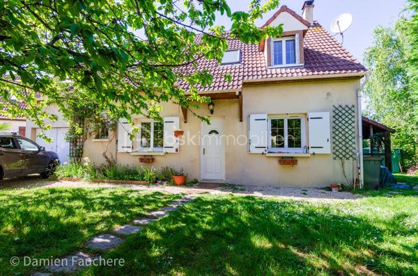 Découvrez cette chaleureuse maison familiale de 148 m², idéalement située au cœur d’un square résidentiel calme et sécurisé, dans un environnement verdoyant particulièrement agréable.

Construite en 1990 sur un terrain de 540 m², elle séduit immédiatement par ses beaux volumes, sa luminosité et son agencement fonctionnel, parfaitement adapté à une vie de famille.

✨ Un espace de vie baigné de lumière

Dès l’entrée, laissez-vous charmer par une spacieuse pièce de vie traversante de 34 m², offrant une atmosphère conviviale et chaleureuse.
Elle se prolonge par une superbe véranda de 19 m², véritable pièce à vivre supplémentaire, idéale pour profiter de la lumière naturelle toute l’année.

La cuisine ouverte, moderne et entièrement équipée, invite à partager de précieux moments en famille ou entre amis.

🛏️ Une configuration idéale pour toute la famille
2 chambres en rez-de-chaussée, avec salle de bains et WC séparés : parfait pour une vie de plain-pied ou pour recevoir
3 chambres à l’étage, accompagnées d’une salle d’eau : un espace nuit confortable et bien réparti
🔑 Un potentiel d’évolution rare

Au-dessus du garage, une pièce de 12 m² offre de nombreuses possibilités :
bureau, chambre supplémentaire, salle de jeux… avec la possibilité d’y créer une suite parentale indépendante.

🌳 Un extérieur agréable et fonctionnel

Profitez d’un jardin arboré à l’avant et à l’arrière, idéal pour les moments de détente en famille.

Les + pratiques :

Abri de jardin
Appentis à bois
Stationnement sécurisé pour plusieurs véhicules à l’intérieur de la propriété
⚡ Confort & performance énergétique

Maison classée DPE D, grâce à :

Fenêtres récentes en double vitrage
Radiateurs électriques programmables
Cheminée avec insert, pour plus de confort et des économies d’énergie en hiver

💛 Les atouts qui font la différence :

Environnement calme et recherché
Maison lumineuse et parfaitement agencée
5 chambres + potentiel supplémentaire
Véranda habitable toute l’année
Terrain agréable et sans vis-à-vis direct
Évolutivité selon vos projets

💡 Une maison idéale pour accueillir votre projet de vie dans un cadre serein et privilégié.

📞 Visites 7j/7 – Contactez-nous sans attendre pour découvrir ce bien !
Gilles LADEGAILLERIE – BSK Immobilier
06 84 75 58 37
RSAC Melun n° 83009942000028