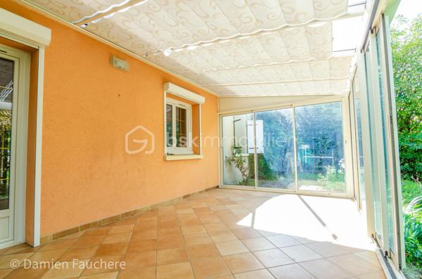 Découvrez cette chaleureuse maison familiale de 148 m², idéalement située au cœur d’un square résidentiel calme et sécurisé, dans un environnement verdoyant particulièrement agréable.

Construite en 1990 sur un terrain de 540 m², elle séduit immédiatement par ses beaux volumes, sa luminosité et son agencement fonctionnel, parfaitement adapté à une vie de famille.

✨ Un espace de vie baigné de lumière

Dès l’entrée, laissez-vous charmer par une spacieuse pièce de vie traversante de 34 m², offrant une atmosphère conviviale et chaleureuse.
Elle se prolonge par une superbe véranda de 19 m², véritable pièce à vivre supplémentaire, idéale pour profiter de la lumière naturelle toute l’année.

La cuisine ouverte, moderne et entièrement équipée, invite à partager de précieux moments en famille ou entre amis.

🛏️ Une configuration idéale pour toute la famille
2 chambres en rez-de-chaussée, avec salle de bains et WC séparés : parfait pour une vie de plain-pied ou pour recevoir
3 chambres à l’étage, accompagnées d’une salle d’eau : un espace nuit confortable et bien réparti
🔑 Un potentiel d’évolution rare

Au-dessus du garage, une pièce de 12 m² offre de nombreuses possibilités :
bureau, chambre supplémentaire, salle de jeux… avec la possibilité d’y créer une suite parentale indépendante.

🌳 Un extérieur agréable et fonctionnel

Profitez d’un jardin arboré à l’avant et à l’arrière, idéal pour les moments de détente en famille.

Les + pratiques :

Abri de jardin
Appentis à bois
Stationnement sécurisé pour plusieurs véhicules à l’intérieur de la propriété
⚡ Confort & performance énergétique

Maison classée DPE D, grâce à :

Fenêtres récentes en double vitrage
Radiateurs électriques programmables
Cheminée avec insert, pour plus de confort et des économies d’énergie en hiver

💛 Les atouts qui font la différence :

Environnement calme et recherché
Maison lumineuse et parfaitement agencée
5 chambres + potentiel supplémentaire
Véranda habitable toute l’année
Terrain agréable et sans vis-à-vis direct
Évolutivité selon vos projets

💡 Une maison idéale pour accueillir votre projet de vie dans un cadre serein et privilégié.

📞 Visites 7j/7 – Contactez-nous sans attendre pour découvrir ce bien !
Gilles LADEGAILLERIE – BSK Immobilier
06 84 75 58 37
RSAC Melun n° 83009942000028