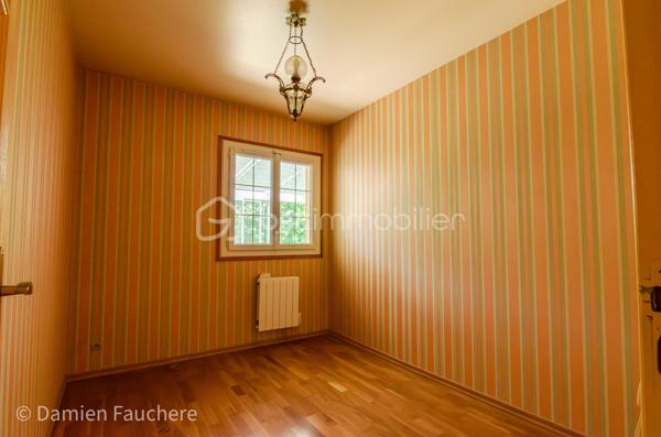 Découvrez cette chaleureuse maison familiale de 148 m², idéalement située au cœur d’un square résidentiel calme et sécurisé, dans un environnement verdoyant particulièrement agréable.

Construite en 1990 sur un terrain de 540 m², elle séduit immédiatement par ses beaux volumes, sa luminosité et son agencement fonctionnel, parfaitement adapté à une vie de famille.

✨ Un espace de vie baigné de lumière

Dès l’entrée, laissez-vous charmer par une spacieuse pièce de vie traversante de 34 m², offrant une atmosphère conviviale et chaleureuse.
Elle se prolonge par une superbe véranda de 19 m², véritable pièce à vivre supplémentaire, idéale pour profiter de la lumière naturelle toute l’année.

La cuisine ouverte, moderne et entièrement équipée, invite à partager de précieux moments en famille ou entre amis.

🛏️ Une configuration idéale pour toute la famille
2 chambres en rez-de-chaussée, avec salle de bains et WC séparés : parfait pour une vie de plain-pied ou pour recevoir
3 chambres à l’étage, accompagnées d’une salle d’eau : un espace nuit confortable et bien réparti
🔑 Un potentiel d’évolution rare

Au-dessus du garage, une pièce de 12 m² offre de nombreuses possibilités :
bureau, chambre supplémentaire, salle de jeux… avec la possibilité d’y créer une suite parentale indépendante.

🌳 Un extérieur agréable et fonctionnel

Profitez d’un jardin arboré à l’avant et à l’arrière, idéal pour les moments de détente en famille.

Les + pratiques :

Abri de jardin
Appentis à bois
Stationnement sécurisé pour plusieurs véhicules à l’intérieur de la propriété
⚡ Confort & performance énergétique

Maison classée DPE D, grâce à :

Fenêtres récentes en double vitrage
Radiateurs électriques programmables
Cheminée avec insert, pour plus de confort et des économies d’énergie en hiver

💛 Les atouts qui font la différence :

Environnement calme et recherché
Maison lumineuse et parfaitement agencée
5 chambres + potentiel supplémentaire
Véranda habitable toute l’année
Terrain agréable et sans vis-à-vis direct
Évolutivité selon vos projets

💡 Une maison idéale pour accueillir votre projet de vie dans un cadre serein et privilégié.

📞 Visites 7j/7 – Contactez-nous sans attendre pour découvrir ce bien !
Gilles LADEGAILLERIE – BSK Immobilier
06 84 75 58 37
RSAC Melun n° 83009942000028