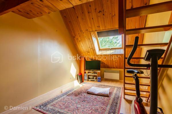 Découvrez cette chaleureuse maison familiale de 148 m², idéalement située au cœur d’un square résidentiel calme et sécurisé, dans un environnement verdoyant particulièrement agréable.

Construite en 1990 sur un terrain de 540 m², elle séduit immédiatement par ses beaux volumes, sa luminosité et son agencement fonctionnel, parfaitement adapté à une vie de famille.

✨ Un espace de vie baigné de lumière

Dès l’entrée, laissez-vous charmer par une spacieuse pièce de vie traversante de 34 m², offrant une atmosphère conviviale et chaleureuse.
Elle se prolonge par une superbe véranda de 19 m², véritable pièce à vivre supplémentaire, idéale pour profiter de la lumière naturelle toute l’année.

La cuisine ouverte, moderne et entièrement équipée, invite à partager de précieux moments en famille ou entre amis.

🛏️ Une configuration idéale pour toute la famille
2 chambres en rez-de-chaussée, avec salle de bains et WC séparés : parfait pour une vie de plain-pied ou pour recevoir
3 chambres à l’étage, accompagnées d’une salle d’eau : un espace nuit confortable et bien réparti
🔑 Un potentiel d’évolution rare

Au-dessus du garage, une pièce de 12 m² offre de nombreuses possibilités :
bureau, chambre supplémentaire, salle de jeux… avec la possibilité d’y créer une suite parentale indépendante.

🌳 Un extérieur agréable et fonctionnel

Profitez d’un jardin arboré à l’avant et à l’arrière, idéal pour les moments de détente en famille.

Les + pratiques :

Abri de jardin
Appentis à bois
Stationnement sécurisé pour plusieurs véhicules à l’intérieur de la propriété
⚡ Confort & performance énergétique

Maison classée DPE D, grâce à :

Fenêtres récentes en double vitrage
Radiateurs électriques programmables
Cheminée avec insert, pour plus de confort et des économies d’énergie en hiver

💛 Les atouts qui font la différence :

Environnement calme et recherché
Maison lumineuse et parfaitement agencée
5 chambres + potentiel supplémentaire
Véranda habitable toute l’année
Terrain agréable et sans vis-à-vis direct
Évolutivité selon vos projets

💡 Une maison idéale pour accueillir votre projet de vie dans un cadre serein et privilégié.

📞 Visites 7j/7 – Contactez-nous sans attendre pour découvrir ce bien !
Gilles LADEGAILLERIE – BSK Immobilier
06 84 75 58 37
RSAC Melun n° 83009942000028