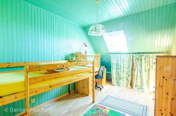 Découvrez cette chaleureuse maison familiale de 148 m², idéalement située au cœur d’un square résidentiel calme et sécurisé, dans un environnement verdoyant particulièrement agréable.

Construite en 1990 sur un terrain de 540 m², elle séduit immédiatement par ses beaux volumes, sa luminosité et son agencement fonctionnel, parfaitement adapté à une vie de famille.

✨ Un espace de vie baigné de lumière

Dès l’entrée, laissez-vous charmer par une spacieuse pièce de vie traversante de 34 m², offrant une atmosphère conviviale et chaleureuse.
Elle se prolonge par une superbe véranda de 19 m², véritable pièce à vivre supplémentaire, idéale pour profiter de la lumière naturelle toute l’année.

La cuisine ouverte, moderne et entièrement équipée, invite à partager de précieux moments en famille ou entre amis.

🛏️ Une configuration idéale pour toute la famille
2 chambres en rez-de-chaussée, avec salle de bains et WC séparés : parfait pour une vie de plain-pied ou pour recevoir
3 chambres à l’étage, accompagnées d’une salle d’eau : un espace nuit confortable et bien réparti
🔑 Un potentiel d’évolution rare

Au-dessus du garage, une pièce de 12 m² offre de nombreuses possibilités :
bureau, chambre supplémentaire, salle de jeux… avec la possibilité d’y créer une suite parentale indépendante.

🌳 Un extérieur agréable et fonctionnel

Profitez d’un jardin arboré à l’avant et à l’arrière, idéal pour les moments de détente en famille.

Les + pratiques :

Abri de jardin
Appentis à bois
Stationnement sécurisé pour plusieurs véhicules à l’intérieur de la propriété
⚡ Confort & performance énergétique

Maison classée DPE D, grâce à :

Fenêtres récentes en double vitrage
Radiateurs électriques programmables
Cheminée avec insert, pour plus de confort et des économies d’énergie en hiver

💛 Les atouts qui font la différence :

Environnement calme et recherché
Maison lumineuse et parfaitement agencée
5 chambres + potentiel supplémentaire
Véranda habitable toute l’année
Terrain agréable et sans vis-à-vis direct
Évolutivité selon vos projets

💡 Une maison idéale pour accueillir votre projet de vie dans un cadre serein et privilégié.

📞 Visites 7j/7 – Contactez-nous sans attendre pour découvrir ce bien !
Gilles LADEGAILLERIE – BSK Immobilier
06 84 75 58 37
RSAC Melun n° 83009942000028