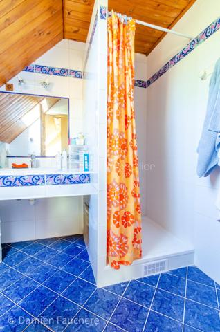 Découvrez cette chaleureuse maison familiale de 148 m², idéalement située au cœur d’un square résidentiel calme et sécurisé, dans un environnement verdoyant particulièrement agréable.

Construite en 1990 sur un terrain de 540 m², elle séduit immédiatement par ses beaux volumes, sa luminosité et son agencement fonctionnel, parfaitement adapté à une vie de famille.

✨ Un espace de vie baigné de lumière

Dès l’entrée, laissez-vous charmer par une spacieuse pièce de vie traversante de 34 m², offrant une atmosphère conviviale et chaleureuse.
Elle se prolonge par une superbe véranda de 19 m², véritable pièce à vivre supplémentaire, idéale pour profiter de la lumière naturelle toute l’année.

La cuisine ouverte, moderne et entièrement équipée, invite à partager de précieux moments en famille ou entre amis.

🛏️ Une configuration idéale pour toute la famille
2 chambres en rez-de-chaussée, avec salle de bains et WC séparés : parfait pour une vie de plain-pied ou pour recevoir
3 chambres à l’étage, accompagnées d’une salle d’eau : un espace nuit confortable et bien réparti
🔑 Un potentiel d’évolution rare

Au-dessus du garage, une pièce de 12 m² offre de nombreuses possibilités :
bureau, chambre supplémentaire, salle de jeux… avec la possibilité d’y créer une suite parentale indépendante.

🌳 Un extérieur agréable et fonctionnel

Profitez d’un jardin arboré à l’avant et à l’arrière, idéal pour les moments de détente en famille.

Les + pratiques :

Abri de jardin
Appentis à bois
Stationnement sécurisé pour plusieurs véhicules à l’intérieur de la propriété
⚡ Confort & performance énergétique

Maison classée DPE D, grâce à :

Fenêtres récentes en double vitrage
Radiateurs électriques programmables
Cheminée avec insert, pour plus de confort et des économies d’énergie en hiver

💛 Les atouts qui font la différence :

Environnement calme et recherché
Maison lumineuse et parfaitement agencée
5 chambres + potentiel supplémentaire
Véranda habitable toute l’année
Terrain agréable et sans vis-à-vis direct
Évolutivité selon vos projets

💡 Une maison idéale pour accueillir votre projet de vie dans un cadre serein et privilégié.

📞 Visites 7j/7 – Contactez-nous sans attendre pour découvrir ce bien !
Gilles LADEGAILLERIE – BSK Immobilier
06 84 75 58 37
RSAC Melun n° 83009942000028