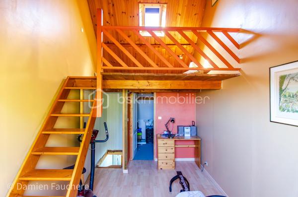 Découvrez cette chaleureuse maison familiale de 148 m², idéalement située au cœur d’un square résidentiel calme et sécurisé, dans un environnement verdoyant particulièrement agréable.

Construite en 1990 sur un terrain de 540 m², elle séduit immédiatement par ses beaux volumes, sa luminosité et son agencement fonctionnel, parfaitement adapté à une vie de famille.

✨ Un espace de vie baigné de lumière

Dès l’entrée, laissez-vous charmer par une spacieuse pièce de vie traversante de 34 m², offrant une atmosphère conviviale et chaleureuse.
Elle se prolonge par une superbe véranda de 19 m², véritable pièce à vivre supplémentaire, idéale pour profiter de la lumière naturelle toute l’année.

La cuisine ouverte, moderne et entièrement équipée, invite à partager de précieux moments en famille ou entre amis.

🛏️ Une configuration idéale pour toute la famille
2 chambres en rez-de-chaussée, avec salle de bains et WC séparés : parfait pour une vie de plain-pied ou pour recevoir
3 chambres à l’étage, accompagnées d’une salle d’eau : un espace nuit confortable et bien réparti
🔑 Un potentiel d’évolution rare

Au-dessus du garage, une pièce de 12 m² offre de nombreuses possibilités :
bureau, chambre supplémentaire, salle de jeux… avec la possibilité d’y créer une suite parentale indépendante.

🌳 Un extérieur agréable et fonctionnel

Profitez d’un jardin arboré à l’avant et à l’arrière, idéal pour les moments de détente en famille.

Les + pratiques :

Abri de jardin
Appentis à bois
Stationnement sécurisé pour plusieurs véhicules à l’intérieur de la propriété
⚡ Confort & performance énergétique

Maison classée DPE D, grâce à :

Fenêtres récentes en double vitrage
Radiateurs électriques programmables
Cheminée avec insert, pour plus de confort et des économies d’énergie en hiver

💛 Les atouts qui font la différence :

Environnement calme et recherché
Maison lumineuse et parfaitement agencée
5 chambres + potentiel supplémentaire
Véranda habitable toute l’année
Terrain agréable et sans vis-à-vis direct
Évolutivité selon vos projets

💡 Une maison idéale pour accueillir votre projet de vie dans un cadre serein et privilégié.

📞 Visites 7j/7 – Contactez-nous sans attendre pour découvrir ce bien !
Gilles LADEGAILLERIE – BSK Immobilier
06 84 75 58 37
RSAC Melun n° 83009942000028