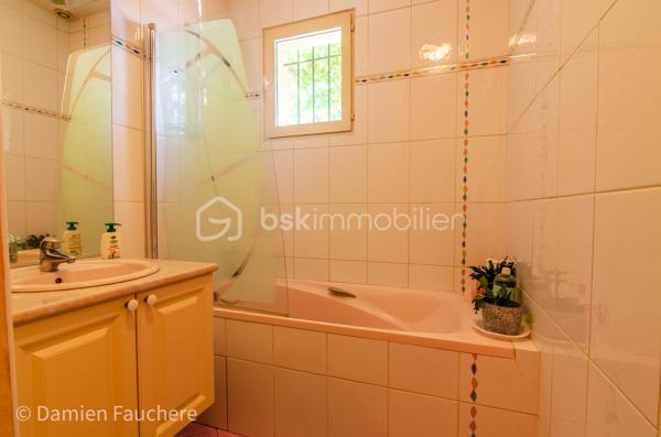 Découvrez cette chaleureuse maison familiale de 148 m², idéalement située au cœur d’un square résidentiel calme et sécurisé, dans un environnement verdoyant particulièrement agréable.

Construite en 1990 sur un terrain de 540 m², elle séduit immédiatement par ses beaux volumes, sa luminosité et son agencement fonctionnel, parfaitement adapté à une vie de famille.

✨ Un espace de vie baigné de lumière

Dès l’entrée, laissez-vous charmer par une spacieuse pièce de vie traversante de 34 m², offrant une atmosphère conviviale et chaleureuse.
Elle se prolonge par une superbe véranda de 19 m², véritable pièce à vivre supplémentaire, idéale pour profiter de la lumière naturelle toute l’année.

La cuisine ouverte, moderne et entièrement équipée, invite à partager de précieux moments en famille ou entre amis.

🛏️ Une configuration idéale pour toute la famille
2 chambres en rez-de-chaussée, avec salle de bains et WC séparés : parfait pour une vie de plain-pied ou pour recevoir
3 chambres à l’étage, accompagnées d’une salle d’eau : un espace nuit confortable et bien réparti
🔑 Un potentiel d’évolution rare

Au-dessus du garage, une pièce de 12 m² offre de nombreuses possibilités :
bureau, chambre supplémentaire, salle de jeux… avec la possibilité d’y créer une suite parentale indépendante.

🌳 Un extérieur agréable et fonctionnel

Profitez d’un jardin arboré à l’avant et à l’arrière, idéal pour les moments de détente en famille.

Les + pratiques :

Abri de jardin
Appentis à bois
Stationnement sécurisé pour plusieurs véhicules à l’intérieur de la propriété
⚡ Confort & performance énergétique

Maison classée DPE D, grâce à :

Fenêtres récentes en double vitrage
Radiateurs électriques programmables
Cheminée avec insert, pour plus de confort et des économies d’énergie en hiver

💛 Les atouts qui font la différence :

Environnement calme et recherché
Maison lumineuse et parfaitement agencée
5 chambres + potentiel supplémentaire
Véranda habitable toute l’année
Terrain agréable et sans vis-à-vis direct
Évolutivité selon vos projets

💡 Une maison idéale pour accueillir votre projet de vie dans un cadre serein et privilégié.

📞 Visites 7j/7 – Contactez-nous sans attendre pour découvrir ce bien !
Gilles LADEGAILLERIE – BSK Immobilier
06 84 75 58 37
RSAC Melun n° 83009942000028