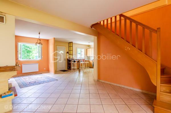 Découvrez cette chaleureuse maison familiale de 148 m², idéalement située au cœur d’un square résidentiel calme et sécurisé, dans un environnement verdoyant particulièrement agréable.

Construite en 1990 sur un terrain de 540 m², elle séduit immédiatement par ses beaux volumes, sa luminosité et son agencement fonctionnel, parfaitement adapté à une vie de famille.

✨ Un espace de vie baigné de lumière

Dès l’entrée, laissez-vous charmer par une spacieuse pièce de vie traversante de 34 m², offrant une atmosphère conviviale et chaleureuse.
Elle se prolonge par une superbe véranda de 19 m², véritable pièce à vivre supplémentaire, idéale pour profiter de la lumière naturelle toute l’année.

La cuisine ouverte, moderne et entièrement équipée, invite à partager de précieux moments en famille ou entre amis.

🛏️ Une configuration idéale pour toute la famille
2 chambres en rez-de-chaussée, avec salle de bains et WC séparés : parfait pour une vie de plain-pied ou pour recevoir
3 chambres à l’étage, accompagnées d’une salle d’eau : un espace nuit confortable et bien réparti
🔑 Un potentiel d’évolution rare

Au-dessus du garage, une pièce de 12 m² offre de nombreuses possibilités :
bureau, chambre supplémentaire, salle de jeux… avec la possibilité d’y créer une suite parentale indépendante.

🌳 Un extérieur agréable et fonctionnel

Profitez d’un jardin arboré à l’avant et à l’arrière, idéal pour les moments de détente en famille.

Les + pratiques :

Abri de jardin
Appentis à bois
Stationnement sécurisé pour plusieurs véhicules à l’intérieur de la propriété
⚡ Confort & performance énergétique

Maison classée DPE D, grâce à :

Fenêtres récentes en double vitrage
Radiateurs électriques programmables
Cheminée avec insert, pour plus de confort et des économies d’énergie en hiver

💛 Les atouts qui font la différence :

Environnement calme et recherché
Maison lumineuse et parfaitement agencée
5 chambres + potentiel supplémentaire
Véranda habitable toute l’année
Terrain agréable et sans vis-à-vis direct
Évolutivité selon vos projets

💡 Une maison idéale pour accueillir votre projet de vie dans un cadre serein et privilégié.

📞 Visites 7j/7 – Contactez-nous sans attendre pour découvrir ce bien !
Gilles LADEGAILLERIE – BSK Immobilier
06 84 75 58 37
RSAC Melun n° 83009942000028