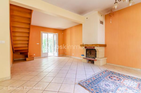 Découvrez cette chaleureuse maison familiale de 148 m², idéalement située au cœur d’un square résidentiel calme et sécurisé, dans un environnement verdoyant particulièrement agréable.

Construite en 1990 sur un terrain de 540 m², elle séduit immédiatement par ses beaux volumes, sa luminosité et son agencement fonctionnel, parfaitement adapté à une vie de famille.

✨ Un espace de vie baigné de lumière

Dès l’entrée, laissez-vous charmer par une spacieuse pièce de vie traversante de 34 m², offrant une atmosphère conviviale et chaleureuse.
Elle se prolonge par une superbe véranda de 19 m², véritable pièce à vivre supplémentaire, idéale pour profiter de la lumière naturelle toute l’année.

La cuisine ouverte, moderne et entièrement équipée, invite à partager de précieux moments en famille ou entre amis.

🛏️ Une configuration idéale pour toute la famille
2 chambres en rez-de-chaussée, avec salle de bains et WC séparés : parfait pour une vie de plain-pied ou pour recevoir
3 chambres à l’étage, accompagnées d’une salle d’eau : un espace nuit confortable et bien réparti
🔑 Un potentiel d’évolution rare

Au-dessus du garage, une pièce de 12 m² offre de nombreuses possibilités :
bureau, chambre supplémentaire, salle de jeux… avec la possibilité d’y créer une suite parentale indépendante.

🌳 Un extérieur agréable et fonctionnel

Profitez d’un jardin arboré à l’avant et à l’arrière, idéal pour les moments de détente en famille.

Les + pratiques :

Abri de jardin
Appentis à bois
Stationnement sécurisé pour plusieurs véhicules à l’intérieur de la propriété
⚡ Confort & performance énergétique

Maison classée DPE D, grâce à :

Fenêtres récentes en double vitrage
Radiateurs électriques programmables
Cheminée avec insert, pour plus de confort et des économies d’énergie en hiver

💛 Les atouts qui font la différence :

Environnement calme et recherché
Maison lumineuse et parfaitement agencée
5 chambres + potentiel supplémentaire
Véranda habitable toute l’année
Terrain agréable et sans vis-à-vis direct
Évolutivité selon vos projets

💡 Une maison idéale pour accueillir votre projet de vie dans un cadre serein et privilégié.

📞 Visites 7j/7 – Contactez-nous sans attendre pour découvrir ce bien !
Gilles LADEGAILLERIE – BSK Immobilier
06 84 75 58 37
RSAC Melun n° 83009942000028