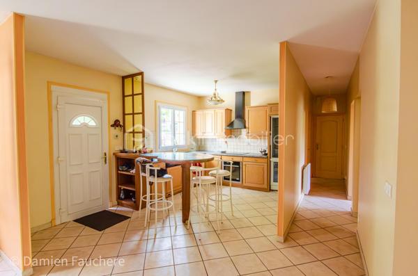 Découvrez cette chaleureuse maison familiale de 148 m², idéalement située au cœur d’un square résidentiel calme et sécurisé, dans un environnement verdoyant particulièrement agréable.

Construite en 1990 sur un terrain de 540 m², elle séduit immédiatement par ses beaux volumes, sa luminosité et son agencement fonctionnel, parfaitement adapté à une vie de famille.

✨ Un espace de vie baigné de lumière

Dès l’entrée, laissez-vous charmer par une spacieuse pièce de vie traversante de 34 m², offrant une atmosphère conviviale et chaleureuse.
Elle se prolonge par une superbe véranda de 19 m², véritable pièce à vivre supplémentaire, idéale pour profiter de la lumière naturelle toute l’année.

La cuisine ouverte, moderne et entièrement équipée, invite à partager de précieux moments en famille ou entre amis.

🛏️ Une configuration idéale pour toute la famille
2 chambres en rez-de-chaussée, avec salle de bains et WC séparés : parfait pour une vie de plain-pied ou pour recevoir
3 chambres à l’étage, accompagnées d’une salle d’eau : un espace nuit confortable et bien réparti
🔑 Un potentiel d’évolution rare

Au-dessus du garage, une pièce de 12 m² offre de nombreuses possibilités :
bureau, chambre supplémentaire, salle de jeux… avec la possibilité d’y créer une suite parentale indépendante.

🌳 Un extérieur agréable et fonctionnel

Profitez d’un jardin arboré à l’avant et à l’arrière, idéal pour les moments de détente en famille.

Les + pratiques :

Abri de jardin
Appentis à bois
Stationnement sécurisé pour plusieurs véhicules à l’intérieur de la propriété
⚡ Confort & performance énergétique

Maison classée DPE D, grâce à :

Fenêtres récentes en double vitrage
Radiateurs électriques programmables
Cheminée avec insert, pour plus de confort et des économies d’énergie en hiver

💛 Les atouts qui font la différence :

Environnement calme et recherché
Maison lumineuse et parfaitement agencée
5 chambres + potentiel supplémentaire
Véranda habitable toute l’année
Terrain agréable et sans vis-à-vis direct
Évolutivité selon vos projets

💡 Une maison idéale pour accueillir votre projet de vie dans un cadre serein et privilégié.

📞 Visites 7j/7 – Contactez-nous sans attendre pour découvrir ce bien !
Gilles LADEGAILLERIE – BSK Immobilier
06 84 75 58 37
RSAC Melun n° 83009942000028
