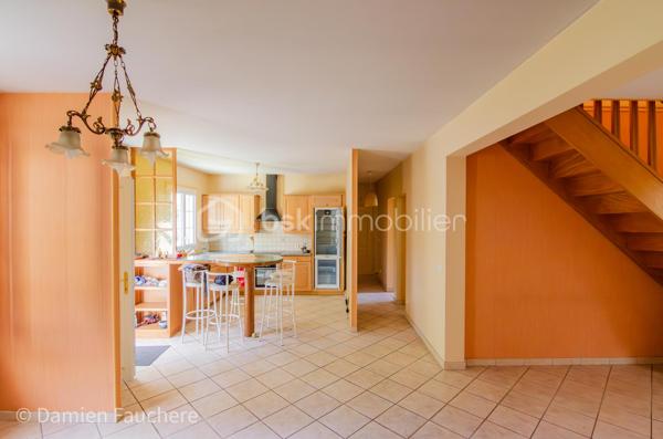 Découvrez cette chaleureuse maison familiale de 148 m², idéalement située au cœur d’un square résidentiel calme et sécurisé, dans un environnement verdoyant particulièrement agréable.

Construite en 1990 sur un terrain de 540 m², elle séduit immédiatement par ses beaux volumes, sa luminosité et son agencement fonctionnel, parfaitement adapté à une vie de famille.

✨ Un espace de vie baigné de lumière

Dès l’entrée, laissez-vous charmer par une spacieuse pièce de vie traversante de 34 m², offrant une atmosphère conviviale et chaleureuse.
Elle se prolonge par une superbe véranda de 19 m², véritable pièce à vivre supplémentaire, idéale pour profiter de la lumière naturelle toute l’année.

La cuisine ouverte, moderne et entièrement équipée, invite à partager de précieux moments en famille ou entre amis.

🛏️ Une configuration idéale pour toute la famille
2 chambres en rez-de-chaussée, avec salle de bains et WC séparés : parfait pour une vie de plain-pied ou pour recevoir
3 chambres à l’étage, accompagnées d’une salle d’eau : un espace nuit confortable et bien réparti
🔑 Un potentiel d’évolution rare

Au-dessus du garage, une pièce de 12 m² offre de nombreuses possibilités :
bureau, chambre supplémentaire, salle de jeux… avec la possibilité d’y créer une suite parentale indépendante.

🌳 Un extérieur agréable et fonctionnel

Profitez d’un jardin arboré à l’avant et à l’arrière, idéal pour les moments de détente en famille.

Les + pratiques :

Abri de jardin
Appentis à bois
Stationnement sécurisé pour plusieurs véhicules à l’intérieur de la propriété
⚡ Confort & performance énergétique

Maison classée DPE D, grâce à :

Fenêtres récentes en double vitrage
Radiateurs électriques programmables
Cheminée avec insert, pour plus de confort et des économies d’énergie en hiver

💛 Les atouts qui font la différence :

Environnement calme et recherché
Maison lumineuse et parfaitement agencée
5 chambres + potentiel supplémentaire
Véranda habitable toute l’année
Terrain agréable et sans vis-à-vis direct
Évolutivité selon vos projets

💡 Une maison idéale pour accueillir votre projet de vie dans un cadre serein et privilégié.

📞 Visites 7j/7 – Contactez-nous sans attendre pour découvrir ce bien !
Gilles LADEGAILLERIE – BSK Immobilier
06 84 75 58 37
RSAC Melun n° 83009942000028