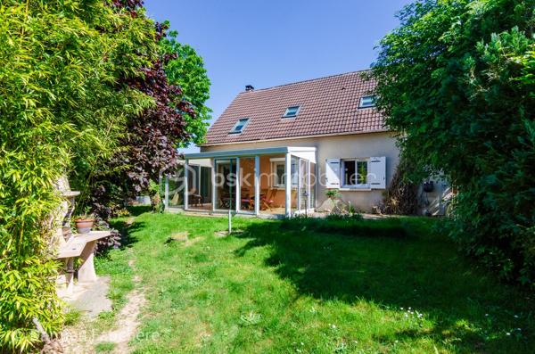 Découvrez cette chaleureuse maison familiale de 148 m², idéalement située au cœur d’un square résidentiel calme et sécurisé, dans un environnement verdoyant particulièrement agréable.

Construite en 1990 sur un terrain de 540 m², elle séduit immédiatement par ses beaux volumes, sa luminosité et son agencement fonctionnel, parfaitement adapté à une vie de famille.

✨ Un espace de vie baigné de lumière

Dès l’entrée, laissez-vous charmer par une spacieuse pièce de vie traversante de 34 m², offrant une atmosphère conviviale et chaleureuse.
Elle se prolonge par une superbe véranda de 19 m², véritable pièce à vivre supplémentaire, idéale pour profiter de la lumière naturelle toute l’année.

La cuisine ouverte, moderne et entièrement équipée, invite à partager de précieux moments en famille ou entre amis.

🛏️ Une configuration idéale pour toute la famille
2 chambres en rez-de-chaussée, avec salle de bains et WC séparés : parfait pour une vie de plain-pied ou pour recevoir
3 chambres à l’étage, accompagnées d’une salle d’eau : un espace nuit confortable et bien réparti
🔑 Un potentiel d’évolution rare

Au-dessus du garage, une pièce de 12 m² offre de nombreuses possibilités :
bureau, chambre supplémentaire, salle de jeux… avec la possibilité d’y créer une suite parentale indépendante.

🌳 Un extérieur agréable et fonctionnel

Profitez d’un jardin arboré à l’avant et à l’arrière, idéal pour les moments de détente en famille.

Les + pratiques :

Abri de jardin
Appentis à bois
Stationnement sécurisé pour plusieurs véhicules à l’intérieur de la propriété
⚡ Confort & performance énergétique

Maison classée DPE D, grâce à :

Fenêtres récentes en double vitrage
Radiateurs électriques programmables
Cheminée avec insert, pour plus de confort et des économies d’énergie en hiver

💛 Les atouts qui font la différence :

Environnement calme et recherché
Maison lumineuse et parfaitement agencée
5 chambres + potentiel supplémentaire
Véranda habitable toute l’année
Terrain agréable et sans vis-à-vis direct
Évolutivité selon vos projets

💡 Une maison idéale pour accueillir votre projet de vie dans un cadre serein et privilégié.

📞 Visites 7j/7 – Contactez-nous sans attendre pour découvrir ce bien !
Gilles LADEGAILLERIE – BSK Immobilier
06 84 75 58 37
RSAC Melun n° 83009942000028