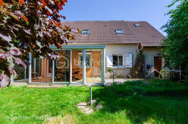 Découvrez cette chaleureuse maison familiale de 148 m², idéalement située au cœur d’un square résidentiel calme et sécurisé, dans un environnement verdoyant particulièrement agréable.

Construite en 1990 sur un terrain de 540 m², elle séduit immédiatement par ses beaux volumes, sa luminosité et son agencement fonctionnel, parfaitement adapté à une vie de famille.

✨ Un espace de vie baigné de lumière

Dès l’entrée, laissez-vous charmer par une spacieuse pièce de vie traversante de 34 m², offrant une atmosphère conviviale et chaleureuse.
Elle se prolonge par une superbe véranda de 19 m², véritable pièce à vivre supplémentaire, idéale pour profiter de la lumière naturelle toute l’année.

La cuisine ouverte, moderne et entièrement équipée, invite à partager de précieux moments en famille ou entre amis.

🛏️ Une configuration idéale pour toute la famille
2 chambres en rez-de-chaussée, avec salle de bains et WC séparés : parfait pour une vie de plain-pied ou pour recevoir
3 chambres à l’étage, accompagnées d’une salle d’eau : un espace nuit confortable et bien réparti
🔑 Un potentiel d’évolution rare

Au-dessus du garage, une pièce de 12 m² offre de nombreuses possibilités :
bureau, chambre supplémentaire, salle de jeux… avec la possibilité d’y créer une suite parentale indépendante.

🌳 Un extérieur agréable et fonctionnel

Profitez d’un jardin arboré à l’avant et à l’arrière, idéal pour les moments de détente en famille.

Les + pratiques :

Abri de jardin
Appentis à bois
Stationnement sécurisé pour plusieurs véhicules à l’intérieur de la propriété
⚡ Confort & performance énergétique

Maison classée DPE D, grâce à :

Fenêtres récentes en double vitrage
Radiateurs électriques programmables
Cheminée avec insert, pour plus de confort et des économies d’énergie en hiver

💛 Les atouts qui font la différence :

Environnement calme et recherché
Maison lumineuse et parfaitement agencée
5 chambres + potentiel supplémentaire
Véranda habitable toute l’année
Terrain agréable et sans vis-à-vis direct
Évolutivité selon vos projets

💡 Une maison idéale pour accueillir votre projet de vie dans un cadre serein et privilégié.

📞 Visites 7j/7 – Contactez-nous sans attendre pour découvrir ce bien !
Gilles LADEGAILLERIE – BSK Immobilier
06 84 75 58 37
RSAC Melun n° 83009942000028