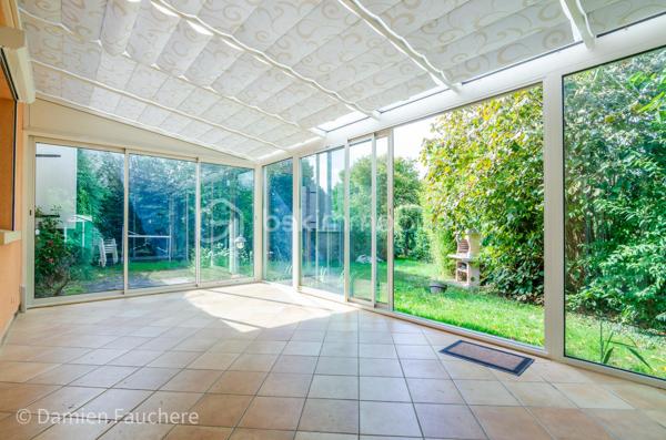 Découvrez cette chaleureuse maison familiale de 148 m², idéalement située au cœur d’un square résidentiel calme et sécurisé, dans un environnement verdoyant particulièrement agréable.

Construite en 1990 sur un terrain de 540 m², elle séduit immédiatement par ses beaux volumes, sa luminosité et son agencement fonctionnel, parfaitement adapté à une vie de famille.

✨ Un espace de vie baigné de lumière

Dès l’entrée, laissez-vous charmer par une spacieuse pièce de vie traversante de 34 m², offrant une atmosphère conviviale et chaleureuse.
Elle se prolonge par une superbe véranda de 19 m², véritable pièce à vivre supplémentaire, idéale pour profiter de la lumière naturelle toute l’année.

La cuisine ouverte, moderne et entièrement équipée, invite à partager de précieux moments en famille ou entre amis.

🛏️ Une configuration idéale pour toute la famille
2 chambres en rez-de-chaussée, avec salle de bains et WC séparés : parfait pour une vie de plain-pied ou pour recevoir
3 chambres à l’étage, accompagnées d’une salle d’eau : un espace nuit confortable et bien réparti
🔑 Un potentiel d’évolution rare

Au-dessus du garage, une pièce de 12 m² offre de nombreuses possibilités :
bureau, chambre supplémentaire, salle de jeux… avec la possibilité d’y créer une suite parentale indépendante.

🌳 Un extérieur agréable et fonctionnel

Profitez d’un jardin arboré à l’avant et à l’arrière, idéal pour les moments de détente en famille.

Les + pratiques :

Abri de jardin
Appentis à bois
Stationnement sécurisé pour plusieurs véhicules à l’intérieur de la propriété
⚡ Confort & performance énergétique

Maison classée DPE D, grâce à :

Fenêtres récentes en double vitrage
Radiateurs électriques programmables
Cheminée avec insert, pour plus de confort et des économies d’énergie en hiver

💛 Les atouts qui font la différence :

Environnement calme et recherché
Maison lumineuse et parfaitement agencée
5 chambres + potentiel supplémentaire
Véranda habitable toute l’année
Terrain agréable et sans vis-à-vis direct
Évolutivité selon vos projets

💡 Une maison idéale pour accueillir votre projet de vie dans un cadre serein et privilégié.

📞 Visites 7j/7 – Contactez-nous sans attendre pour découvrir ce bien !
Gilles LADEGAILLERIE – BSK Immobilier
06 84 75 58 37
RSAC Melun n° 83009942000028