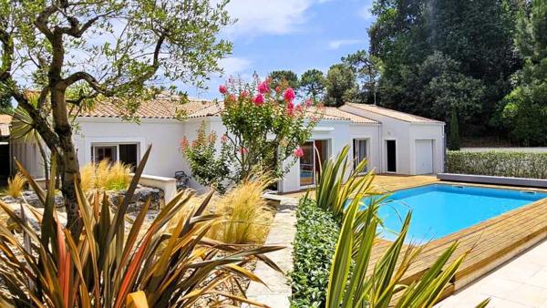 Le Parc… Deux maisons… Une habitation …