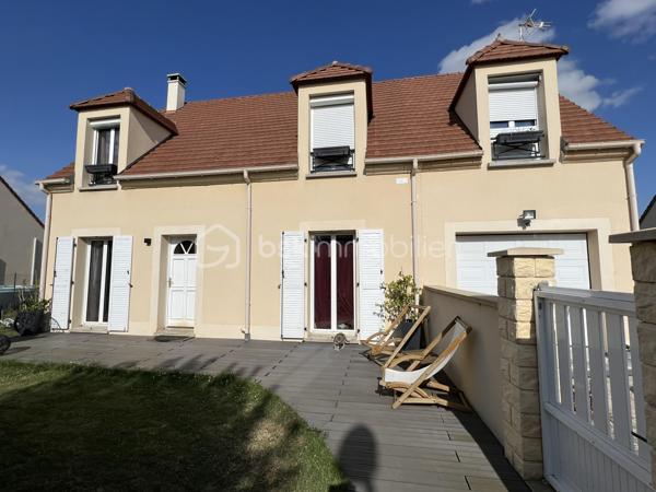 EN EXCLUSIVITÉ 

A ANGERVILLE, au cœur d'un quartier calme et rechercher, venez découvrir cette belle maison familiale 7 pièces de 150m² au sol environ, comprenant:

Au rez-de-chaussée:
- Un salon avec poêle à bois 
- Une salle à manger 
- Une cuisine aménagée 
- Une chambre 
- Un WC 

A l'étage, 
- Un palier
- 3 chambres 
- Une salle de bains 
- Une suite parentale avec salle d'eau 

 Le tout sur un terrain clos de 740m² avec une belle terrasse qui vous permettra de profiter de beaux moments en famille.

Un garage et deux places de parking viennent complété le bien.

Ce bien lumineux et traversant se situe proche de toutes les commodités (commerces, supermarchés, écoles, gare et centre ville) saura vous séduire.
Certaines nécessiteront un rafraîchissement! 

VENEZ VISITER SANS TARDER! COUP DE CŒUR ASSURÉ 
 Contactez-moi vite!