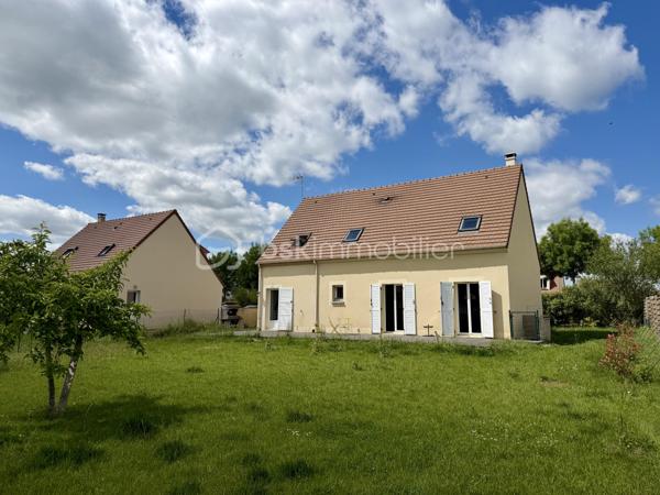 EN EXCLUSIVITÉ 

A ANGERVILLE, au cœur d'un quartier calme et rechercher, venez découvrir cette belle maison familiale 7 pièces de 150m² au sol environ, comprenant:

Au rez-de-chaussée:
- Un salon avec poêle à bois 
- Une salle à manger 
- Une cuisine aménagée 
- Une chambre 
- Un WC 

A l'étage, 
- Un palier
- 3 chambres 
- Une salle de bains 
- Une suite parentale avec salle d'eau 

 Le tout sur un terrain clos de 740m² avec une belle terrasse qui vous permettra de profiter de beaux moments en famille.

Un garage et deux places de parking viennent complété le bien.

Ce bien lumineux et traversant se situe proche de toutes les commodités (commerces, supermarchés, écoles, gare et centre ville) saura vous séduire.
Certaines nécessiteront un rafraîchissement! 

VENEZ VISITER SANS TARDER! COUP DE CŒUR ASSURÉ 
 Contactez-moi vite!