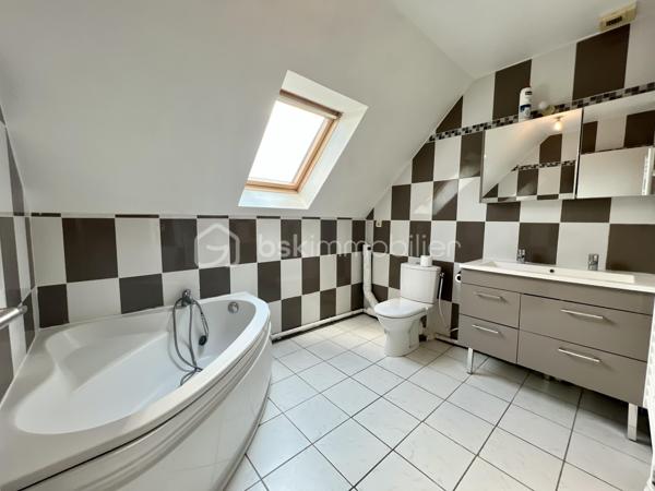 EN EXCLUSIVITÉ 

A ANGERVILLE, au cœur d'un quartier calme et rechercher, venez découvrir cette belle maison familiale 7 pièces de 150m² au sol environ, comprenant:

Au rez-de-chaussée:
- Un salon avec poêle à bois 
- Une salle à manger 
- Une cuisine aménagée 
- Une chambre 
- Un WC 

A l'étage, 
- Un palier
- 3 chambres 
- Une salle de bains 
- Une suite parentale avec salle d'eau 

 Le tout sur un terrain clos de 740m² avec une belle terrasse qui vous permettra de profiter de beaux moments en famille.

Un garage et deux places de parking viennent complété le bien.

Ce bien lumineux et traversant se situe proche de toutes les commodités (commerces, supermarchés, écoles, gare et centre ville) saura vous séduire.
Certaines nécessiteront un rafraîchissement! 

VENEZ VISITER SANS TARDER! COUP DE CŒUR ASSURÉ 
 Contactez-moi vite!