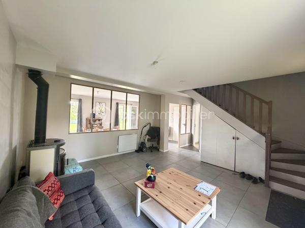 EN EXCLUSIVITÉ 

A ANGERVILLE, au cœur d'un quartier calme et rechercher, venez découvrir cette belle maison familiale 7 pièces de 150m² au sol environ, comprenant:

Au rez-de-chaussée:
- Un salon avec poêle à bois 
- Une salle à manger 
- Une cuisine aménagée 
- Une chambre 
- Un WC 

A l'étage, 
- Un palier
- 3 chambres 
- Une salle de bains 
- Une suite parentale avec salle d'eau 

 Le tout sur un terrain clos de 740m² avec une belle terrasse qui vous permettra de profiter de beaux moments en famille.

Un garage et deux places de parking viennent complété le bien.

Ce bien lumineux et traversant se situe proche de toutes les commodités (commerces, supermarchés, écoles, gare et centre ville) saura vous séduire.
Certaines nécessiteront un rafraîchissement! 

VENEZ VISITER SANS TARDER! COUP DE CŒUR ASSURÉ 
 Contactez-moi vite!