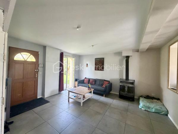 EN EXCLUSIVITÉ 

A ANGERVILLE, au cœur d'un quartier calme et rechercher, venez découvrir cette belle maison familiale 7 pièces de 150m² au sol environ, comprenant:

Au rez-de-chaussée:
- Un salon avec poêle à bois 
- Une salle à manger 
- Une cuisine aménagée 
- Une chambre 
- Un WC 

A l'étage, 
- Un palier
- 3 chambres 
- Une salle de bains 
- Une suite parentale avec salle d'eau 

 Le tout sur un terrain clos de 740m² avec une belle terrasse qui vous permettra de profiter de beaux moments en famille.

Un garage et deux places de parking viennent complété le bien.

Ce bien lumineux et traversant se situe proche de toutes les commodités (commerces, supermarchés, écoles, gare et centre ville) saura vous séduire.
Certaines nécessiteront un rafraîchissement! 

VENEZ VISITER SANS TARDER! COUP DE CŒUR ASSURÉ 
 Contactez-moi vite!