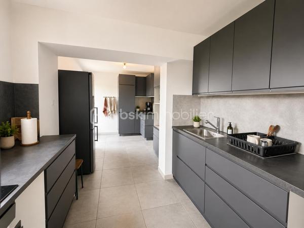 EN EXCLUSIVITÉ 

A ANGERVILLE, au cœur d'un quartier calme et rechercher, venez découvrir cette belle maison familiale 7 pièces de 150m² au sol environ, comprenant:

Au rez-de-chaussée:
- Un salon avec poêle à bois 
- Une salle à manger 
- Une cuisine aménagée 
- Une chambre 
- Un WC 

A l'étage, 
- Un palier
- 3 chambres 
- Une salle de bains 
- Une suite parentale avec salle d'eau 

 Le tout sur un terrain clos de 740m² avec une belle terrasse qui vous permettra de profiter de beaux moments en famille.

Un garage et deux places de parking viennent complété le bien.

Ce bien lumineux et traversant se situe proche de toutes les commodités (commerces, supermarchés, écoles, gare et centre ville) saura vous séduire.
Certaines nécessiteront un rafraîchissement! 

VENEZ VISITER SANS TARDER! COUP DE CŒUR ASSURÉ 
 Contactez-moi vite!