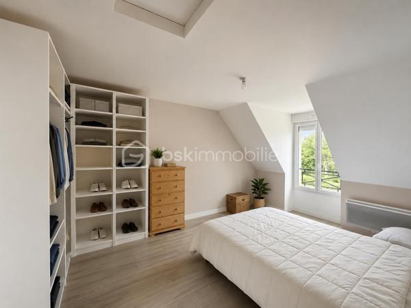 EN EXCLUSIVITÉ 

A ANGERVILLE, au cœur d'un quartier calme et rechercher, venez découvrir cette belle maison familiale 7 pièces de 150m² au sol environ, comprenant:

Au rez-de-chaussée:
- Un salon avec poêle à bois 
- Une salle à manger 
- Une cuisine aménagée 
- Une chambre 
- Un WC 

A l'étage, 
- Un palier
- 3 chambres 
- Une salle de bains 
- Une suite parentale avec salle d'eau 

 Le tout sur un terrain clos de 740m² avec une belle terrasse qui vous permettra de profiter de beaux moments en famille.

Un garage et deux places de parking viennent complété le bien.

Ce bien lumineux et traversant se situe proche de toutes les commodités (commerces, supermarchés, écoles, gare et centre ville) saura vous séduire.
Certaines nécessiteront un rafraîchissement! 

VENEZ VISITER SANS TARDER! COUP DE CŒUR ASSURÉ 
 Contactez-moi vite!