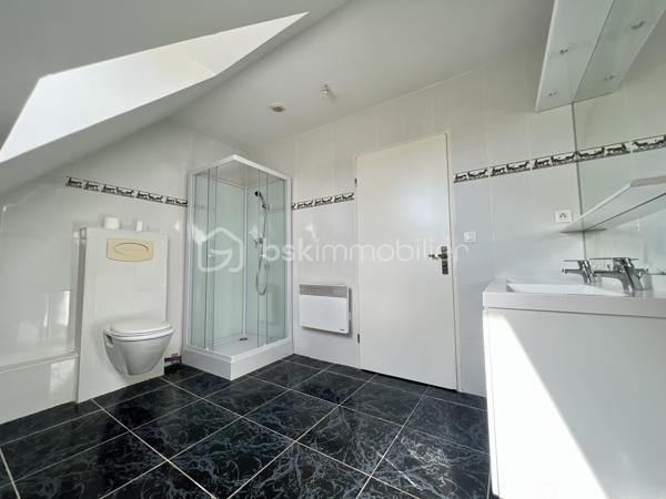 EN EXCLUSIVITÉ 

A ANGERVILLE, au cœur d'un quartier calme et rechercher, venez découvrir cette belle maison familiale 7 pièces de 150m² au sol environ, comprenant:

Au rez-de-chaussée:
- Un salon avec poêle à bois 
- Une salle à manger 
- Une cuisine aménagée 
- Une chambre 
- Un WC 

A l'étage, 
- Un palier
- 3 chambres 
- Une salle de bains 
- Une suite parentale avec salle d'eau 

 Le tout sur un terrain clos de 740m² avec une belle terrasse qui vous permettra de profiter de beaux moments en famille.

Un garage et deux places de parking viennent complété le bien.

Ce bien lumineux et traversant se situe proche de toutes les commodités (commerces, supermarchés, écoles, gare et centre ville) saura vous séduire.
Certaines nécessiteront un rafraîchissement! 

VENEZ VISITER SANS TARDER! COUP DE CŒUR ASSURÉ 
 Contactez-moi vite!