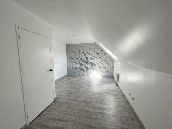 EN EXCLUSIVITÉ 

A ANGERVILLE, au cœur d'un quartier calme et rechercher, venez découvrir cette belle maison familiale 7 pièces de 150m² au sol environ, comprenant:

Au rez-de-chaussée:
- Un salon avec poêle à bois 
- Une salle à manger 
- Une cuisine aménagée 
- Une chambre 
- Un WC 

A l'étage, 
- Un palier
- 3 chambres 
- Une salle de bains 
- Une suite parentale avec salle d'eau 

 Le tout sur un terrain clos de 740m² avec une belle terrasse qui vous permettra de profiter de beaux moments en famille.

Un garage et deux places de parking viennent complété le bien.

Ce bien lumineux et traversant se situe proche de toutes les commodités (commerces, supermarchés, écoles, gare et centre ville) saura vous séduire.
Certaines nécessiteront un rafraîchissement! 

VENEZ VISITER SANS TARDER! COUP DE CŒUR ASSURÉ 
 Contactez-moi vite!