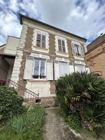Situé en plein cœur de Corbeil-Essonnes, à proximité immédiate de la gare, des commerces et des grands axes comme la N104, ce superbe 2 pièces d’environ 28 m² bénéficie d’un emplacement particulièrement recherché, idéal aussi bien pour un premier achat que pour un investissement locatif performant.

Nichée au sein d’une mini copropriété pleine de charme, installée dans une ancienne bâtisse de caractère entourée d’un petit parc privatif, cette adresse offre un cadre de vie rare mêlant cachet, calme et praticité.

Dès l’entrée, vous serez séduits par :
ses beaux volumes
sa magnifique hauteur sous plafond
son agencement optimisé
et son atmosphère chaleureuse.

L’appartement se compose :
d’une belle entrée avec nombreux rangements,
d’une chambre indépendante avec grand dressing,
d’un agréable salon séjour avec cuisine ouverte aménagée et équipée,
d’une salle de bains,
ainsi que d’une cave aux beaux volumes.

Véritable atout rare :
la pièce de vie ainsi que la chambre donnent toutes deux sur l’arrière de la copropriété, offrant un environnement extrêmement calme et intimiste, loin de l’agitation du centre-ville.

 Les points forts qui font la différence :
✔ mini copropriété de charme avec beaucoup de cachet
✔ faibles charges
✔ parking privatif fermé par barrière
✔ PVC double vitrage sur l’ensemble du bien
✔ appartement vendu entièrement meublé
✔ très bon état général
✔ ballon d’eau chaude neuf
✔ électroménager récent
✔ porte d’entrée des parties communes neuve
✔ stores manuels installés

 Emplacement idéal :
gare accessible rapidement à pied
commerces et commodités immédiates
accès rapide N104 et grands axes
moins de 30 minutes de Paris en RER

 Un appartement avec énormément de charme, rare sur le secteur, idéal pour un investissement serein ou un premier achat de qualité.
 Produit coup de cœur à visiter rapidement.

 Ce bien présente également une excellente rentabilité locative grâce :

à son emplacement stratégique,
à ses faibles charges,
à sa configuration optimisée,
et à la forte demande locative du secteur.
Estimation locative sur demande 

Prix : 123 000 €
