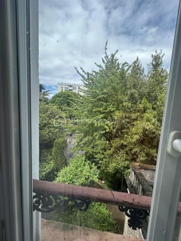 Situé en plein cœur de Corbeil-Essonnes, à proximité immédiate de la gare, des commerces et des grands axes comme la N104, ce superbe 2 pièces d’environ 28 m² bénéficie d’un emplacement particulièrement recherché, idéal aussi bien pour un premier achat que pour un investissement locatif performant.

Nichée au sein d’une mini copropriété pleine de charme, installée dans une ancienne bâtisse de caractère entourée d’un petit parc privatif, cette adresse offre un cadre de vie rare mêlant cachet, calme et praticité.

Dès l’entrée, vous serez séduits par :
ses beaux volumes
sa magnifique hauteur sous plafond
son agencement optimisé
et son atmosphère chaleureuse.

L’appartement se compose :
d’une belle entrée avec nombreux rangements,
d’une chambre indépendante avec grand dressing,
d’un agréable salon séjour avec cuisine ouverte aménagée et équipée,
d’une salle de bains,
ainsi que d’une cave aux beaux volumes.

Véritable atout rare :
la pièce de vie ainsi que la chambre donnent toutes deux sur l’arrière de la copropriété, offrant un environnement extrêmement calme et intimiste, loin de l’agitation du centre-ville.

 Les points forts qui font la différence :
✔ mini copropriété de charme avec beaucoup de cachet
✔ faibles charges
✔ parking privatif fermé par barrière
✔ PVC double vitrage sur l’ensemble du bien
✔ appartement vendu entièrement meublé
✔ très bon état général
✔ ballon d’eau chaude neuf
✔ électroménager récent
✔ porte d’entrée des parties communes neuve
✔ stores manuels installés

 Emplacement idéal :
gare accessible rapidement à pied
commerces et commodités immédiates
accès rapide N104 et grands axes
moins de 30 minutes de Paris en RER

 Un appartement avec énormément de charme, rare sur le secteur, idéal pour un investissement serein ou un premier achat de qualité.
 Produit coup de cœur à visiter rapidement.

 Ce bien présente également une excellente rentabilité locative grâce :

à son emplacement stratégique,
à ses faibles charges,
à sa configuration optimisée,
et à la forte demande locative du secteur.
Estimation locative sur demande 

Prix : 123 000 €