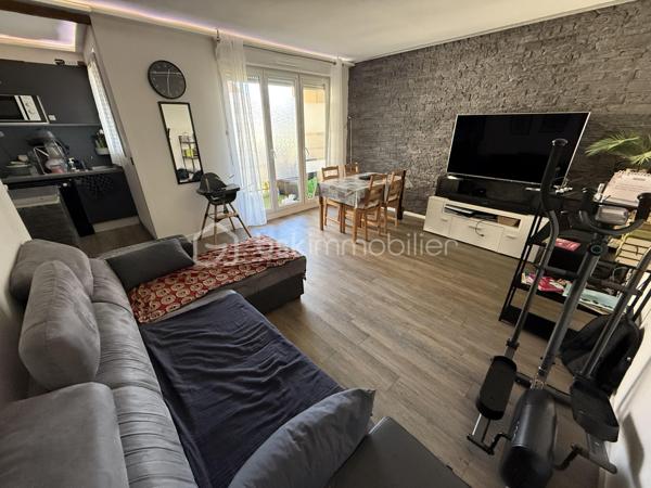 Situé dans la ville de Lieusaint, au sein d'une copropriété fermée, sécurisée et très calme, proche de toutes commodités (transports, écoles, commerces...)

Venez découvrir ce charmant appartement de type F3 mesurant 61m2 situé au 1er étage sur 3, il se compose d'une entrée desservant un salon de 19m2 avec cuisine ouverte de 6m2 donnant sur un grand balcon de 8m2.
Un couloir vous guidera vers deux chambres de 9,5m2 et 10m2, une salle de bains et un WC séparé.

Deux places de parking viennent compléter le bien, une au sous-sol et une à l'extérieur.

Charges de copropriétés : 150€/mois (entretient des parties communes et eau froide)
Taxe foncière : 1100€

Bonus :
- Double vitrage PVC
- Fibre
- Carré Sénart à 5min en voiture
- Centre ville, commerces, boulangerie, restaurants, banques à 5min
- Gare Lieusaint - Moissy Cramayel 15min
- A5 et N104 à 5min 
- Ecoles maternelle, primaire et collège à 5min
- Lycée 15min
- IUT de Sénart 10min
- Golf de Saint Pierre du Perray à 10min en voiture

Disponible 7jrs/7 n'hésitez pas à me contacter pour plus d'informations et organiser une visite.

VIDÉO DISPONIBLE SUR DEMANDE