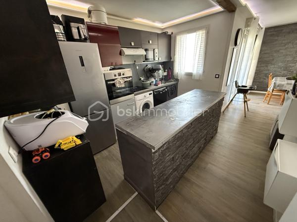 Situé dans la ville de Lieusaint, au sein d'une copropriété fermée, sécurisée et très calme, proche de toutes commodités (transports, écoles, commerces...)

Venez découvrir ce charmant appartement de type F3 mesurant 61m2 situé au 1er étage sur 3, il se compose d'une entrée desservant un salon de 19m2 avec cuisine ouverte de 6m2 donnant sur un grand balcon de 8m2.
Un couloir vous guidera vers deux chambres de 9,5m2 et 10m2, une salle de bains et un WC séparé.

Deux places de parking viennent compléter le bien, une au sous-sol et une à l'extérieur.

Charges de copropriétés : 150€/mois (entretient des parties communes et eau froide)
Taxe foncière : 1100€

Bonus :
- Double vitrage PVC
- Fibre
- Carré Sénart à 5min en voiture
- Centre ville, commerces, boulangerie, restaurants, banques à 5min
- Gare Lieusaint - Moissy Cramayel 15min
- A5 et N104 à 5min 
- Ecoles maternelle, primaire et collège à 5min
- Lycée 15min
- IUT de Sénart 10min
- Golf de Saint Pierre du Perray à 10min en voiture

Disponible 7jrs/7 n'hésitez pas à me contacter pour plus d'informations et organiser une visite.

VIDÉO DISPONIBLE SUR DEMANDE