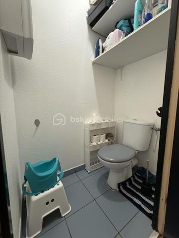 Situé dans la ville de Lieusaint, au sein d'une copropriété fermée, sécurisée et très calme, proche de toutes commodités (transports, écoles, commerces...)

Venez découvrir ce charmant appartement de type F3 mesurant 61m2 situé au 1er étage sur 3, il se compose d'une entrée desservant un salon de 19m2 avec cuisine ouverte de 6m2 donnant sur un grand balcon de 8m2.
Un couloir vous guidera vers deux chambres de 9,5m2 et 10m2, une salle de bains et un WC séparé.

Deux places de parking viennent compléter le bien, une au sous-sol et une à l'extérieur.

Charges de copropriétés : 150€/mois (entretient des parties communes et eau froide)
Taxe foncière : 1100€

Bonus :
- Double vitrage PVC
- Fibre
- Carré Sénart à 5min en voiture
- Centre ville, commerces, boulangerie, restaurants, banques à 5min
- Gare Lieusaint - Moissy Cramayel 15min
- A5 et N104 à 5min 
- Ecoles maternelle, primaire et collège à 5min
- Lycée 15min
- IUT de Sénart 10min
- Golf de Saint Pierre du Perray à 10min en voiture

Disponible 7jrs/7 n'hésitez pas à me contacter pour plus d'informations et organiser une visite.

VIDÉO DISPONIBLE SUR DEMANDE