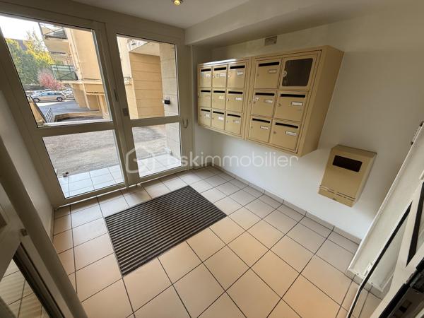 Situé dans la ville de Lieusaint, au sein d'une copropriété fermée, sécurisée et très calme, proche de toutes commodités (transports, écoles, commerces...)

Venez découvrir ce charmant appartement de type F3 mesurant 61m2 situé au 1er étage sur 3, il se compose d'une entrée desservant un salon de 19m2 avec cuisine ouverte de 6m2 donnant sur un grand balcon de 8m2.
Un couloir vous guidera vers deux chambres de 9,5m2 et 10m2, une salle de bains et un WC séparé.

Deux places de parking viennent compléter le bien, une au sous-sol et une à l'extérieur.

Charges de copropriétés : 150€/mois (entretient des parties communes et eau froide)
Taxe foncière : 1100€

Bonus :
- Double vitrage PVC
- Fibre
- Carré Sénart à 5min en voiture
- Centre ville, commerces, boulangerie, restaurants, banques à 5min
- Gare Lieusaint - Moissy Cramayel 15min
- A5 et N104 à 5min 
- Ecoles maternelle, primaire et collège à 5min
- Lycée 15min
- IUT de Sénart 10min
- Golf de Saint Pierre du Perray à 10min en voiture

Disponible 7jrs/7 n'hésitez pas à me contacter pour plus d'informations et organiser une visite.

VIDÉO DISPONIBLE SUR DEMANDE