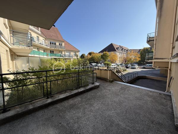 Situé dans la ville de Lieusaint, au sein d'une copropriété fermée, sécurisée et très calme, proche de toutes commodités (transports, écoles, commerces...)

Venez découvrir ce charmant appartement de type F3 mesurant 61m2 situé au 1er étage sur 3, il se compose d'une entrée desservant un salon de 19m2 avec cuisine ouverte de 6m2 donnant sur un grand balcon de 8m2.
Un couloir vous guidera vers deux chambres de 9,5m2 et 10m2, une salle de bains et un WC séparé.

Deux places de parking viennent compléter le bien, une au sous-sol et une à l'extérieur.

Charges de copropriétés : 150€/mois (entretient des parties communes et eau froide)
Taxe foncière : 1100€

Bonus :
- Double vitrage PVC
- Fibre
- Carré Sénart à 5min en voiture
- Centre ville, commerces, boulangerie, restaurants, banques à 5min
- Gare Lieusaint - Moissy Cramayel 15min
- A5 et N104 à 5min 
- Ecoles maternelle, primaire et collège à 5min
- Lycée 15min
- IUT de Sénart 10min
- Golf de Saint Pierre du Perray à 10min en voiture

Disponible 7jrs/7 n'hésitez pas à me contacter pour plus d'informations et organiser une visite.

VIDÉO DISPONIBLE SUR DEMANDE