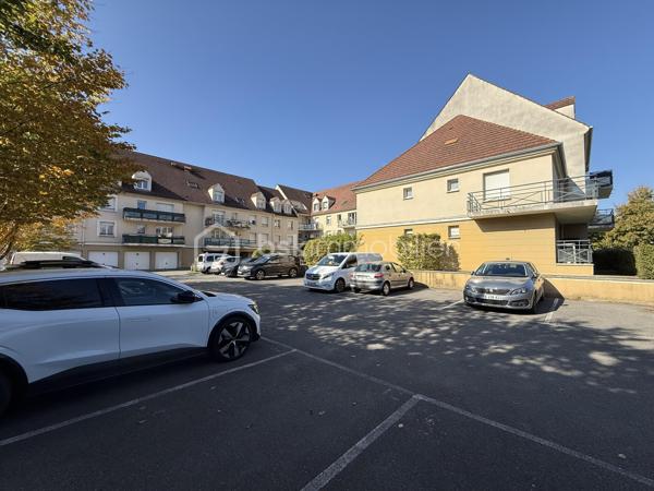 Situé dans la ville de Lieusaint, au sein d'une copropriété fermée, sécurisée et très calme, proche de toutes commodités (transports, écoles, commerces...)

Venez découvrir ce charmant appartement de type F3 mesurant 61m2 situé au 1er étage sur 3, il se compose d'une entrée desservant un salon de 19m2 avec cuisine ouverte de 6m2 donnant sur un grand balcon de 8m2.
Un couloir vous guidera vers deux chambres de 9,5m2 et 10m2, une salle de bains et un WC séparé.

Deux places de parking viennent compléter le bien, une au sous-sol et une à l'extérieur.

Charges de copropriétés : 150€/mois (entretient des parties communes et eau froide)
Taxe foncière : 1100€

Bonus :
- Double vitrage PVC
- Fibre
- Carré Sénart à 5min en voiture
- Centre ville, commerces, boulangerie, restaurants, banques à 5min
- Gare Lieusaint - Moissy Cramayel 15min
- A5 et N104 à 5min 
- Ecoles maternelle, primaire et collège à 5min
- Lycée 15min
- IUT de Sénart 10min
- Golf de Saint Pierre du Perray à 10min en voiture

Disponible 7jrs/7 n'hésitez pas à me contacter pour plus d'informations et organiser une visite.

VIDÉO DISPONIBLE SUR DEMANDE