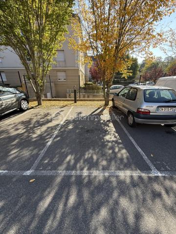 Situé dans la ville de Lieusaint, au sein d'une copropriété fermée, sécurisée et très calme, proche de toutes commodités (transports, écoles, commerces...)

Venez découvrir ce charmant appartement de type F3 mesurant 61m2 situé au 1er étage sur 3, il se compose d'une entrée desservant un salon de 19m2 avec cuisine ouverte de 6m2 donnant sur un grand balcon de 8m2.
Un couloir vous guidera vers deux chambres de 9,5m2 et 10m2, une salle de bains et un WC séparé.

Deux places de parking viennent compléter le bien, une au sous-sol et une à l'extérieur.

Charges de copropriétés : 150€/mois (entretient des parties communes et eau froide)
Taxe foncière : 1100€

Bonus :
- Double vitrage PVC
- Fibre
- Carré Sénart à 5min en voiture
- Centre ville, commerces, boulangerie, restaurants, banques à 5min
- Gare Lieusaint - Moissy Cramayel 15min
- A5 et N104 à 5min 
- Ecoles maternelle, primaire et collège à 5min
- Lycée 15min
- IUT de Sénart 10min
- Golf de Saint Pierre du Perray à 10min en voiture

Disponible 7jrs/7 n'hésitez pas à me contacter pour plus d'informations et organiser une visite.

VIDÉO DISPONIBLE SUR DEMANDE