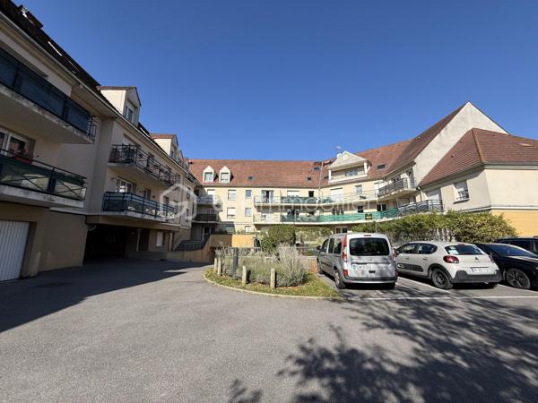 Situé dans la ville de Lieusaint, au sein d'une copropriété fermée, sécurisée et très calme, proche de toutes commodités (transports, écoles, commerces...)

Venez découvrir ce charmant appartement de type F3 mesurant 61m2 situé au 1er étage sur 3, il se compose d'une entrée desservant un salon de 19m2 avec cuisine ouverte de 6m2 donnant sur un grand balcon de 8m2.
Un couloir vous guidera vers deux chambres de 9,5m2 et 10m2, une salle de bains et un WC séparé.

Deux places de parking viennent compléter le bien, une au sous-sol et une à l'extérieur.

Charges de copropriétés : 150€/mois (entretient des parties communes et eau froide)
Taxe foncière : 1100€

Bonus :
- Double vitrage PVC
- Fibre
- Carré Sénart à 5min en voiture
- Centre ville, commerces, boulangerie, restaurants, banques à 5min
- Gare Lieusaint - Moissy Cramayel 15min
- A5 et N104 à 5min 
- Ecoles maternelle, primaire et collège à 5min
- Lycée 15min
- IUT de Sénart 10min
- Golf de Saint Pierre du Perray à 10min en voiture

Disponible 7jrs/7 n'hésitez pas à me contacter pour plus d'informations et organiser une visite.

VIDÉO DISPONIBLE SUR DEMANDE
