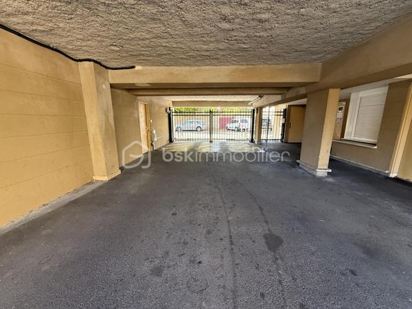 Situé dans la ville de Lieusaint, au sein d'une copropriété fermée, sécurisée et très calme, proche de toutes commodités (transports, écoles, commerces...)

Venez découvrir ce charmant appartement de type F3 mesurant 61m2 situé au 1er étage sur 3, il se compose d'une entrée desservant un salon de 19m2 avec cuisine ouverte de 6m2 donnant sur un grand balcon de 8m2.
Un couloir vous guidera vers deux chambres de 9,5m2 et 10m2, une salle de bains et un WC séparé.

Deux places de parking viennent compléter le bien, une au sous-sol et une à l'extérieur.

Charges de copropriétés : 150€/mois (entretient des parties communes et eau froide)
Taxe foncière : 1100€

Bonus :
- Double vitrage PVC
- Fibre
- Carré Sénart à 5min en voiture
- Centre ville, commerces, boulangerie, restaurants, banques à 5min
- Gare Lieusaint - Moissy Cramayel 15min
- A5 et N104 à 5min 
- Ecoles maternelle, primaire et collège à 5min
- Lycée 15min
- IUT de Sénart 10min
- Golf de Saint Pierre du Perray à 10min en voiture

Disponible 7jrs/7 n'hésitez pas à me contacter pour plus d'informations et organiser une visite.

VIDÉO DISPONIBLE SUR DEMANDE